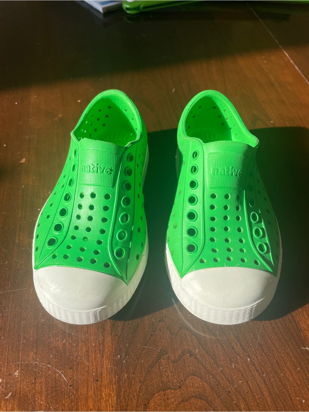 Native Jefferson Kids Slip-On Water Shoes in Green and White (size C8)